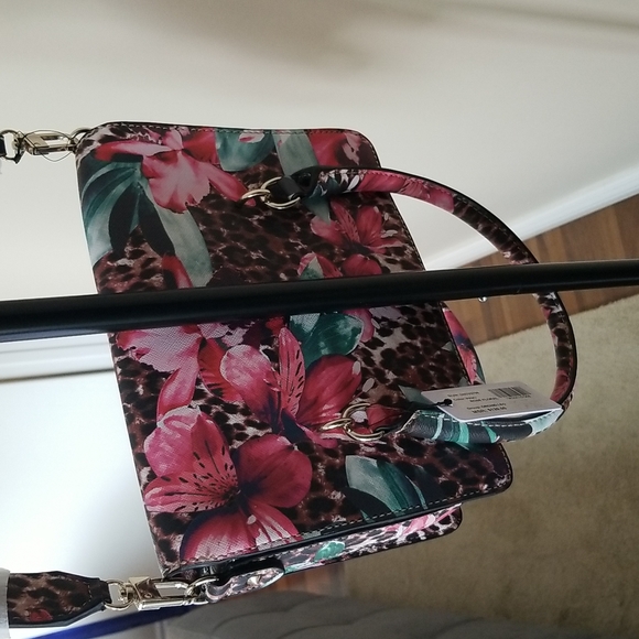 Guess brand new crossbody purse, bought last summer - Picture 3 of 4